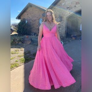 Très Jolie Prom Dress ONLY WORN ONCE WITH TAG